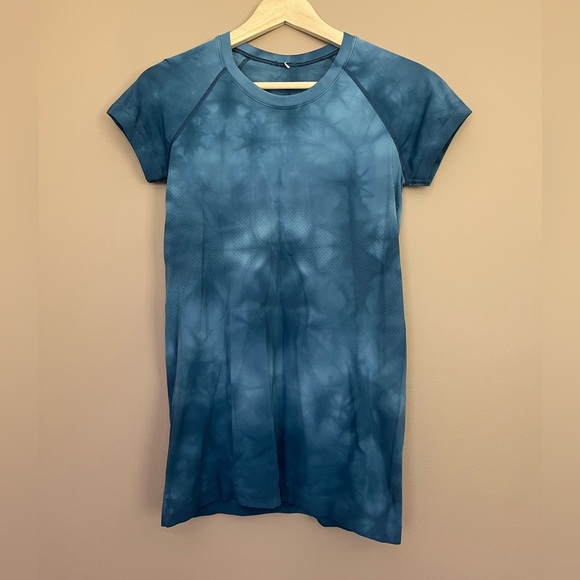{Lululemon} Swiftly Speed Short Sleeve in Marble Dye Night Diver - Womens 6 - Picture 1 of 9